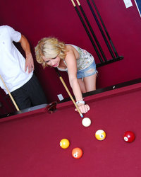 Лысый парень научил блондинку играть в бильярд и трахнул ее на диване 1 фотография Лысый парень научил блондинку играть в бильярд и трахнул ее на диване 1 фотография