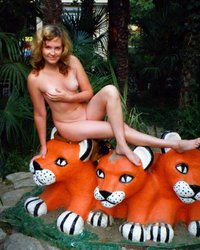 Нудистка с белыми сиськами позирует в обнаженном виде возле достопримечательностей приморского города 4 фотография