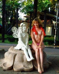 Нудистка с белыми сиськами позирует в обнаженном виде возле достопримечательностей приморского города 8 фотография