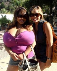 Девки вывалили большие буфера перед камерой 14 фотография Девки вывалили большие буфера перед камерой 14 фотография