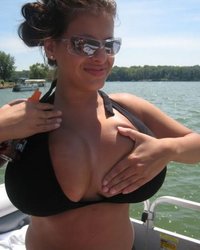 Девки вывалили большие буфера перед камерой 7 фотография Девки вывалили большие буфера перед камерой 7 фотография