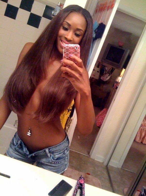 Подборка со девушками, которые в нижнем белье позируют перед зеркалом 4 фото