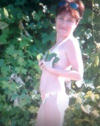 Домашка стройной женщины которая позирует перед хахалем в нижнем белье 1 фотография