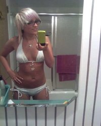 Молодые девушки позируют перед зеркалом в нижнем белье 3 фотография Молодые девушки позируют перед зеркалом в нижнем белье 3 фотография