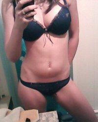 Молодые девушки позируют перед зеркалом в нижнем белье 13 фотография Молодые девушки позируют перед зеркалом в нижнем белье 13 фотография