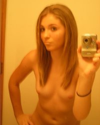 Молодые девушки позируют перед зеркалом в нижнем белье 5 фотография Молодые девушки позируют перед зеркалом в нижнем белье 5 фотография