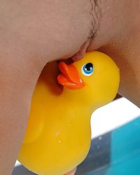 Горячая Tracy Gold прикладывает уточку к своей киске 4 фотография Горячая Tracy Gold прикладывает уточку к своей киске 4 фотография