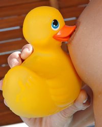 Горячая Tracy Gold прикладывает уточку к своей киске 6 фотография Горячая Tracy Gold прикладывает уточку к своей киске 6 фотография