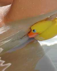 Горячая Tracy Gold прикладывает уточку к своей киске 9 фотография Горячая Tracy Gold прикладывает уточку к своей киске 9 фотография