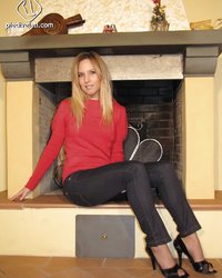 Симпатичная блондинка показывает свои красивые ступни 2 фотография