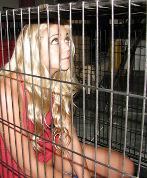 Белоснежка в тесной клетке разделась догола