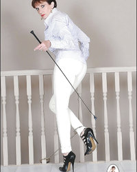 Женщину в облегающих белоснежных лосинах приковали наручником 2 фотография Женщину в облегающих белоснежных лосинах приковали наручником 2 фотография