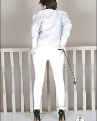 Женщину в облегающих белоснежных лосинах приковали наручником 10 фотография Женщину в облегающих белоснежных лосинах приковали наручником 10 фотография