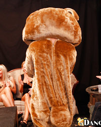 Девушки на вечеринке отсосали стриптизеру 1 фотография