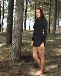 Неженка позирует посреди леса 1 фотография Неженка позирует посреди леса 1 фотография