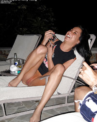 Телки развлекаются и делают откровенные снимки 8 фотография Телки развлекаются и делают откровенные снимки 8 фотография