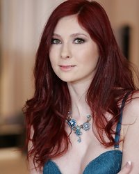 Рыжеволосая модель станцевала стриптиз для друга 6 фотография Рыжеволосая модель станцевала стриптиз для друга 6 фотография