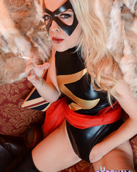 Супервумен в латексе снимает костюм 4 фотография Супервумен в латексе снимает костюм 4 фотография