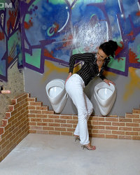 В мужском туалете дамочка сосёт член через дырку в стене 6 фотография В мужском туалете дамочка сосёт член через дырку в стене 6 фотография