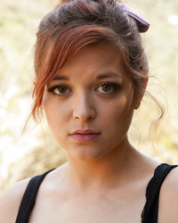 Знойная красотка снимает кофточку в лесу 2 фотография Знойная красотка снимает кофточку в лесу 2 фотография