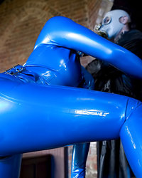 Два чувака в противогазах оттрахали стройную негритянку 2 фотография Два чувака в противогазах оттрахали стройную негритянку 2 фотография