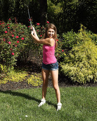 Худышка трахнула себя клюшкой для гольфа 1 фотография Худышка трахнула себя клюшкой для гольфа 1 фотография