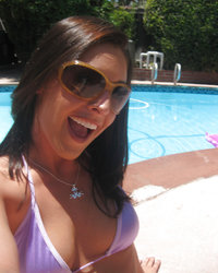 Обаятельная мамзель оголилась у бассейна 2 фотография