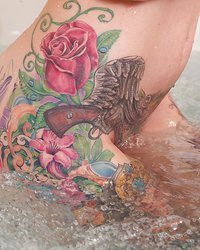 Рыжеволосая любительница тату принимает ванную 3 фотография Рыжеволосая любительница тату принимает ванную 3 фотография