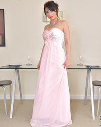 Уселась на стол и выставила гладко выбритую щелку 1 фотография Уселась на стол и выставила гладко выбритую щелку 1 фотография