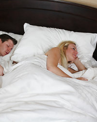 Озабоченная дама пробралась в комнату к соседям и сделала минет 1 фотография Озабоченная дама пробралась в комнату к соседям и сделала минет 1 фотография