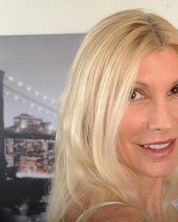 Грудастая мадам обнажила красивое тело 3 фотография Грудастая мадам обнажила красивое тело 3 фотография