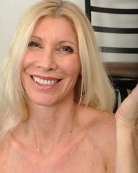 Грудастая мадам обнажила красивое тело 16 фотография Грудастая мадам обнажила красивое тело 16 фотография