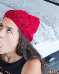 Брюнетка в шапке страстно отослала у любовника 13 фотография Брюнетка в шапке страстно отослала у любовника 13 фотография