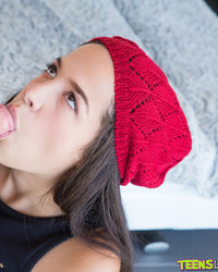 Брюнетка в шапке страстно отослала у любовника 14 фотография Брюнетка в шапке страстно отослала у любовника 14 фотография