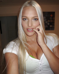 Очаровательная бонда оголяется в спальне перед зеркалом 1 фотография Очаровательная бонда оголяется в спальне перед зеркалом 1 фотография