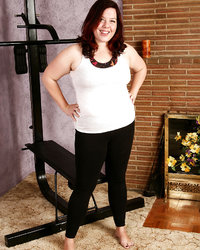 Пышка показывает в тренажерном зале сиськи и волосатую пизду 1 фотография Пышка показывает в тренажерном зале сиськи и волосатую пизду 1 фотография