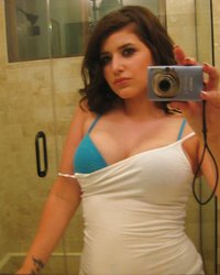 Сексапильная чика красуется большими дойками перед зеркалом 2 фотография