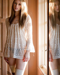 Милашка в чулочках любуется писькой на кровати 1 фотография Милашка в чулочках любуется писькой на кровати 1 фотография