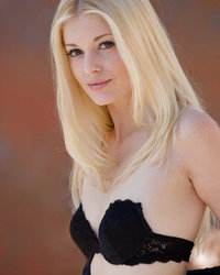 Роскошная блондинка обнажилась и показывает аккуратную промежность 2 фотография Роскошная блондинка обнажилась и показывает аккуратную промежность 2 фотография