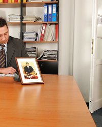 Стюардесса подставила вульву начальнику на его столе 1 фотография Стюардесса подставила вульву начальнику на его столе 1 фотография