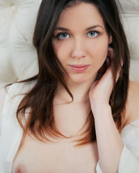 Сексапильная брюнетка помяла титьки и расставила ноги 18 фотография Сексапильная брюнетка помяла титьки и расставила ноги 18 фотография