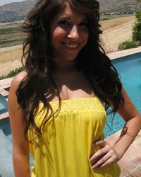 Нимфа зашла в дом и обнажила киску 1 фотография Нимфа зашла в дом и обнажила киску 1 фотография