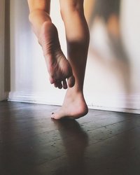 Белокурая сучка снимает пилотку и упругую грудь 14 фотография Белокурая сучка снимает пилотку и упругую грудь 14 фотография