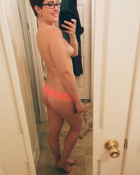 Телка в очках светит перед камерой симпатичной попкой 5 фотография Телка в очках светит перед камерой симпатичной попкой 5 фотография