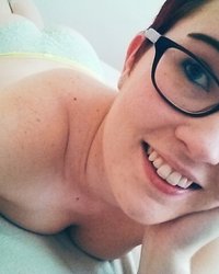 Телка в очках светит перед камерой симпатичной попкой 10 фотография Телка в очках светит перед камерой симпатичной попкой 10 фотография