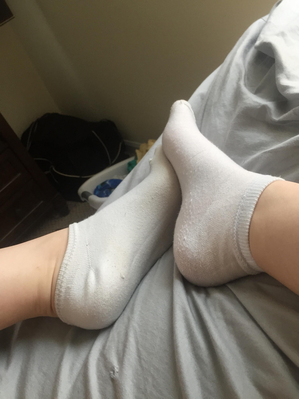 Молодые девки светят своими сексуальными ножками 6 фото