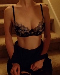 Длинноногая молодуха на ступеньках светит своими упругими сиськами 6 фотография Длинноногая молодуха на ступеньках светит своими упругими сиськами 6 фотография