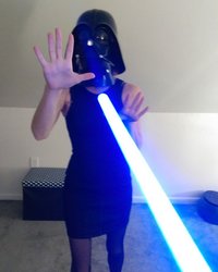 Голая баба перед камерой с мечем Джидая и шлемом 3 фотография Голая баба перед камерой с мечем Джидая и шлемом 3 фотография