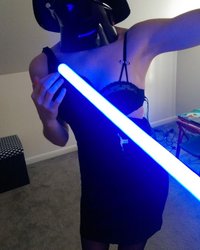 Голая баба перед камерой с мечем Джидая и шлемом 4 фотография Голая баба перед камерой с мечем Джидая и шлемом 4 фотография