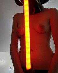 Голая баба перед камерой с мечем Джидая и шлемом 11 фотография Голая баба перед камерой с мечем Джидая и шлемом 11 фотография